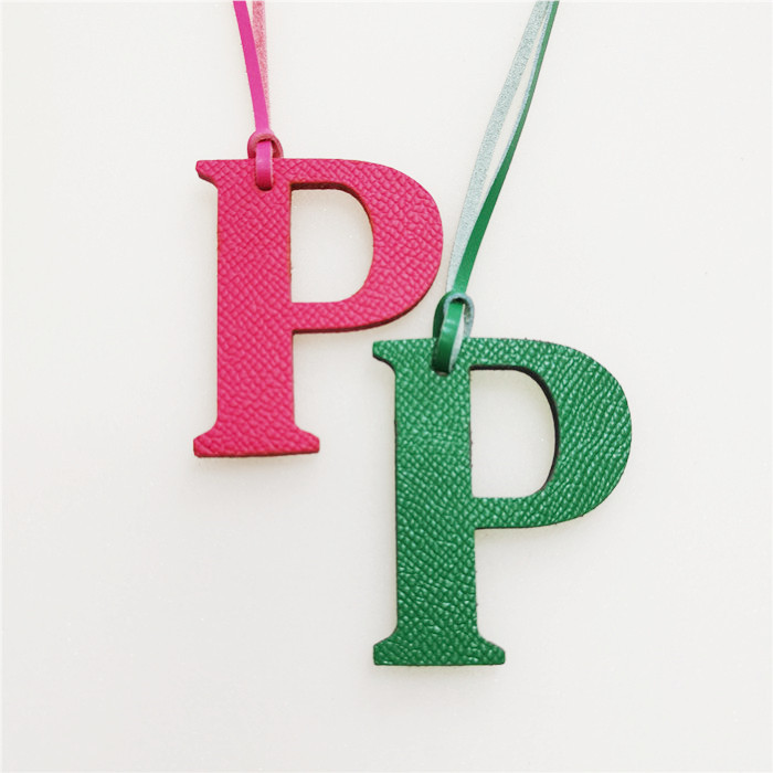 English Letter P Alphabet Cowh - Women Accessories Name In English recensione e prezzo
