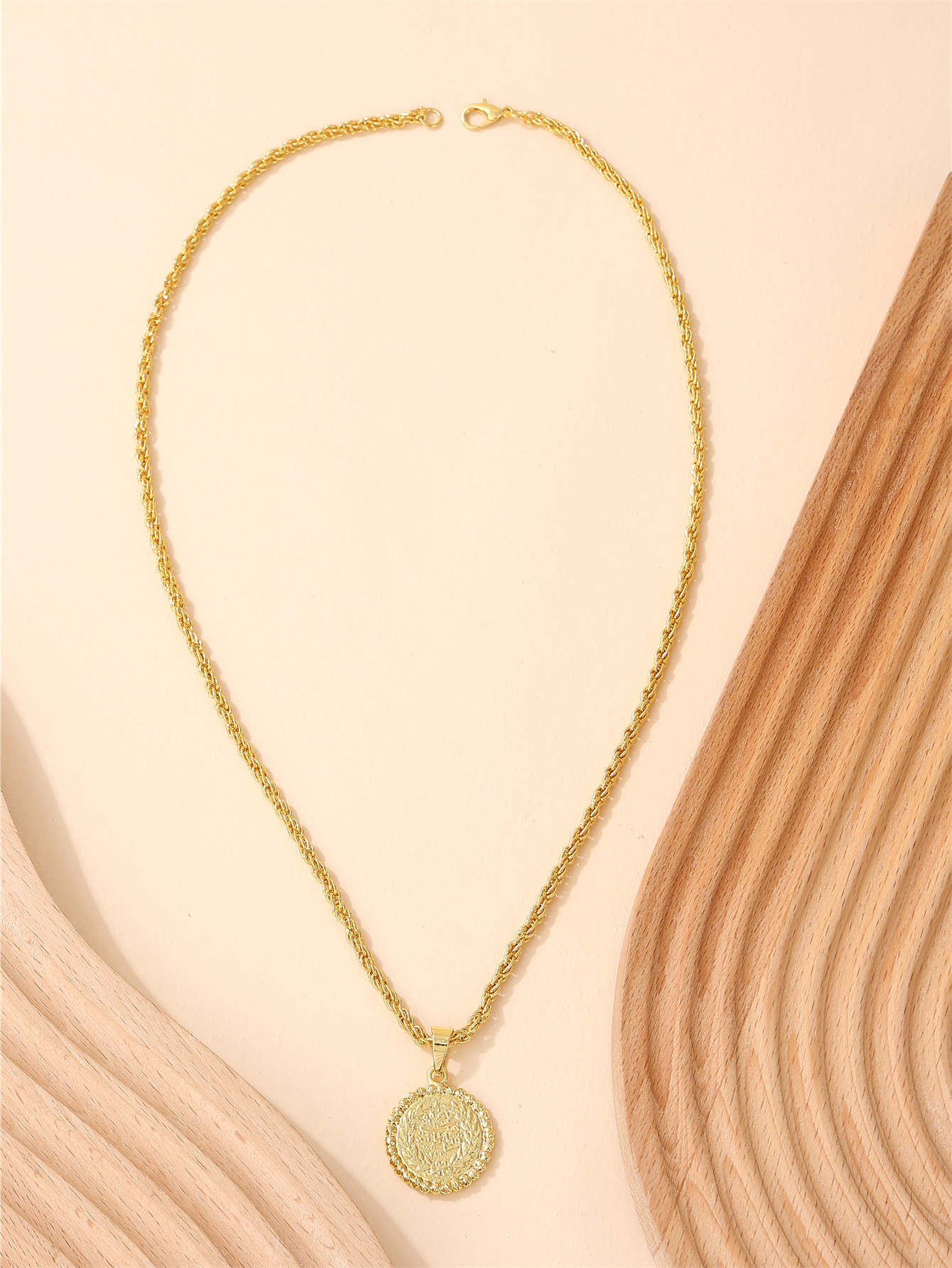 Delicate Minimalist 18K Gold-P - Coin Necklace Delicate recensione e prezzo