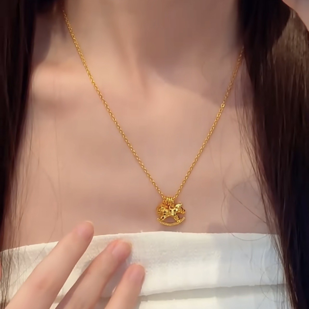 Sparkling Ice Crack Horse Pend - Coin Necklace Delicate recensione e prezzo