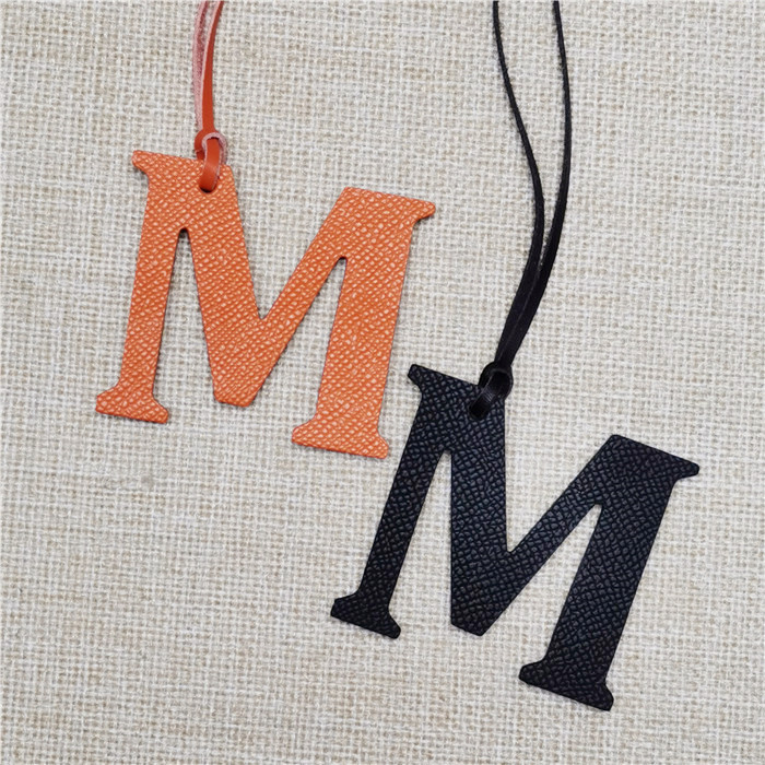 English Letter M Alphabet Cowh - Women Accessories Name In English recensione e prezzo