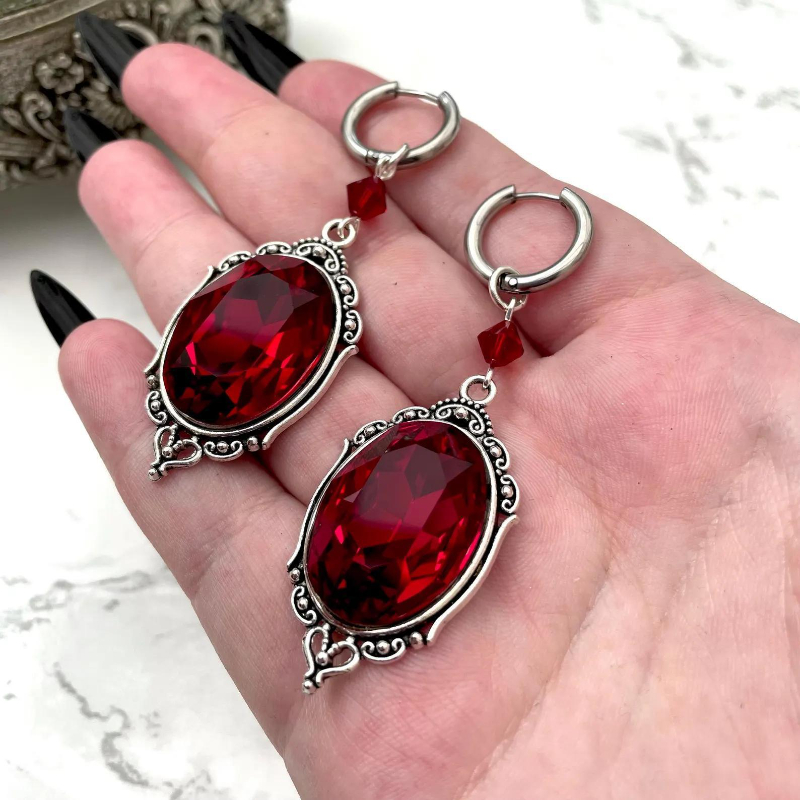 Vampire Cameo Earrings, Gothic - Women'S Victorian Accessories recensione e prezzo
