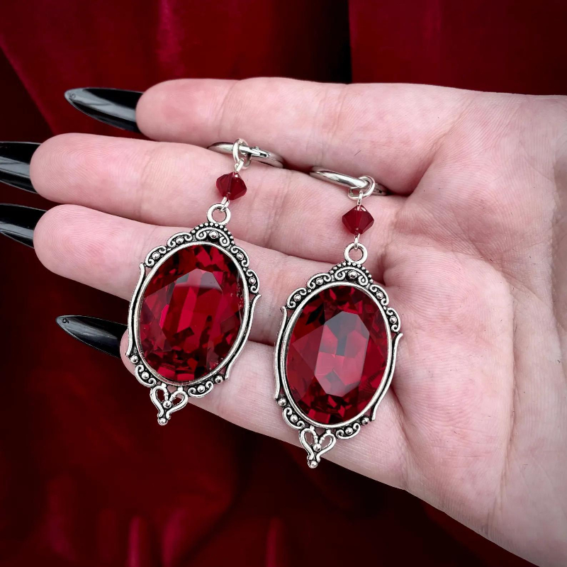 Vampire Cameo Earrings, Gothic - Women'S Victorian Accessories recensione e prezzo