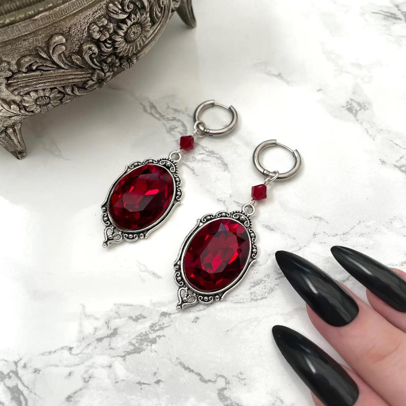 Vampire Cameo Earrings, Gothic - Women'S Victorian Accessories recensione e prezzo