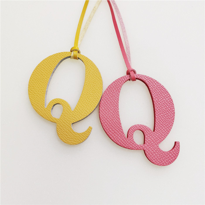 English Letter Q Alphabet Cowh - Women Accessories Name In English recensione e prezzo