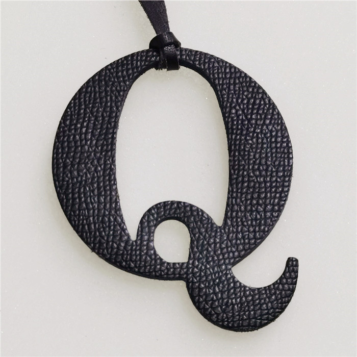 English Letter Q Alphabet Cowh - Women Accessories Name In English recensione e prezzo