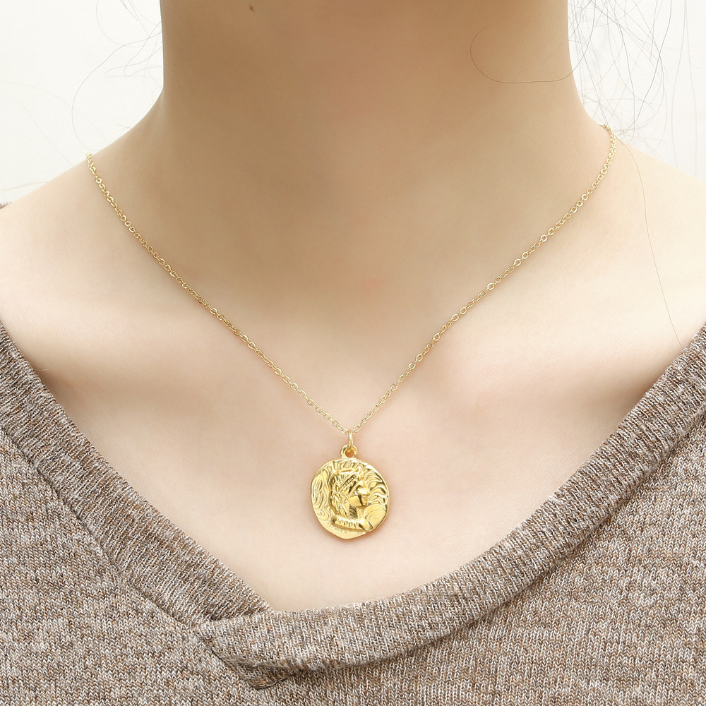 Gold Plated Queen Elizabeth Po - Coin Necklace Delicate recensione e prezzo