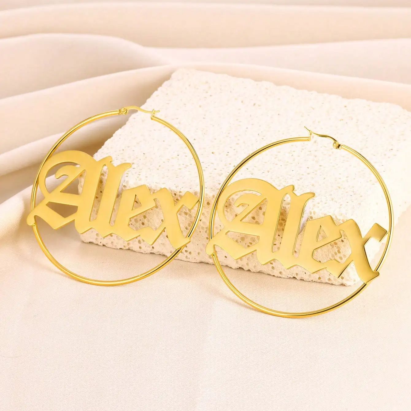 Custom Old English Name Hoop E - Women Accessories Name In English recensione e prezzo