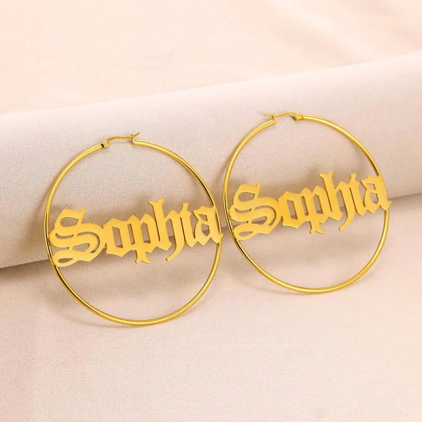 Custom Old English Name Hoop E - Women Accessories Name In English recensione e prezzo