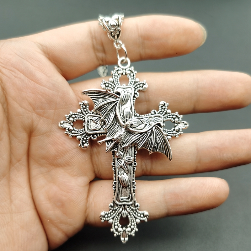Large Bat Cross Necklace Penda - Women'S Victorian Accessories recensione e prezzo