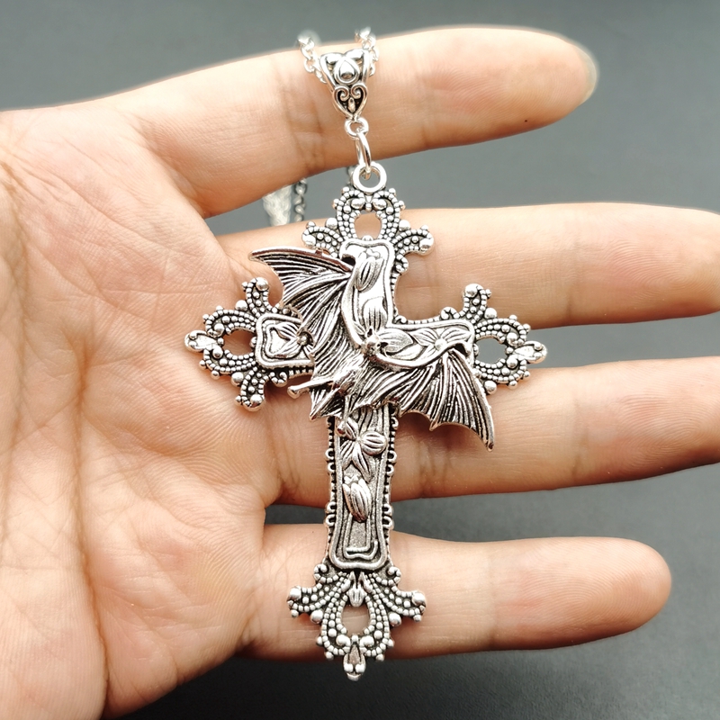 Large Bat Cross Necklace Penda - Women'S Victorian Accessories recensione e prezzo